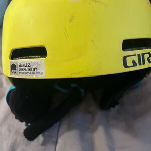 Giro Bright Yellow ski/snowboarding/sledding cozy adjustable Helmet